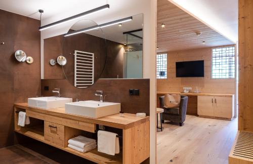TV a/nebo společenská místnost v ubytování Alpine Nature Hotel Stoll
