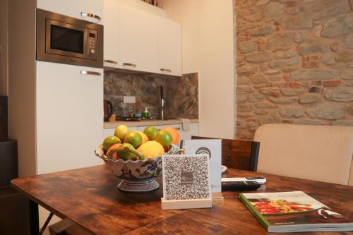 a bowl of fruit on a table in a kitchen at Riva Quartarola in Modigliana