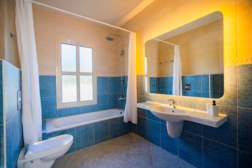 Ένα μπάνιο στο Villa Cedrus