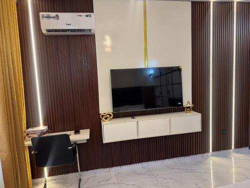 TV a/nebo společenská místnost v ubytování Cozy Studio in GRA - Portharcourt
