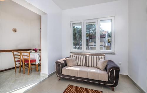 a living room with a couch and a table at Nice Apartment In Silo With Wifi in Šilo