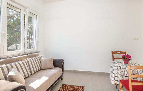 a living room with a couch and a table at Nice Apartment In Silo With Wifi in Šilo