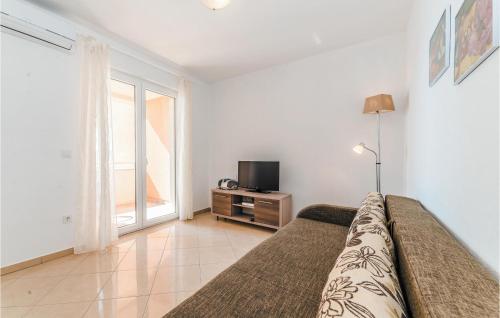 1 Bedroom Cozy Apartment In Vlasici