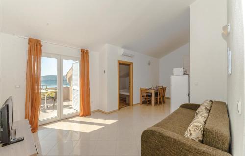 1 Bedroom Awesome Apartment In Vlasici