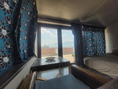 Postel nebo postele na pokoji v ubytování Karunamaya Hotel