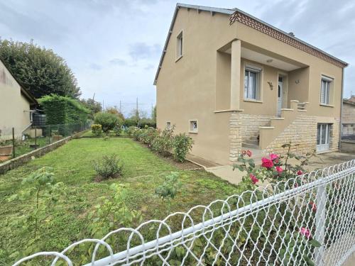 a house with a fence in front of a yard at Chez louise in Rouffignac Saint-Cernin