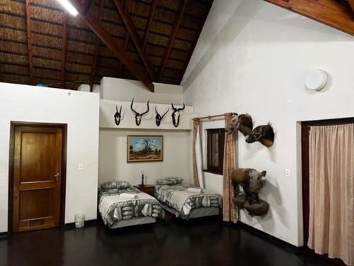 Ένα ή περισσότερα κρεβάτια σε δωμάτιο στο Soutpansberg Lodge Louis Trichardt