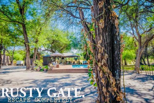 Fotografija u galeriji objekta Rustic Gate Lodge and Campsite u gradu Maun