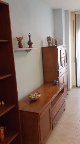 リャンサにあるApartamento Palandriuのキッチン(木製のカウンタートップ、棚付)