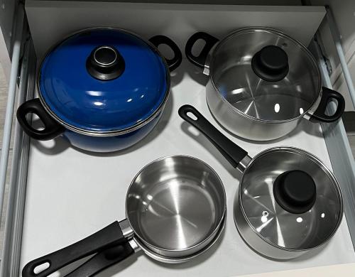 a group of pots and pans sitting on a stove at Apartamento tranquilo y luminoso in Arcos de la Frontera
