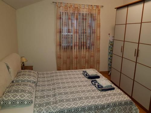 Katil atau katil-katil dalam bilik di Panorama apartman-50m od mora