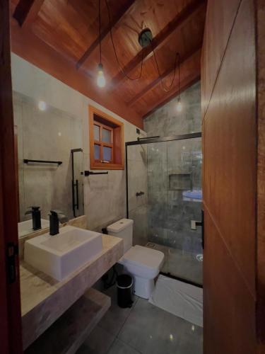 a bathroom with a sink and a toilet at Pousada Solard'isabell in Monte Verde
