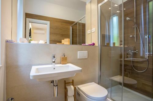 Bilik mandi di Luxury Accommodation Marino