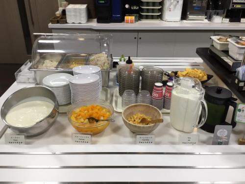 a kitchen counter with bowls of food and a blender at Sanco Inn Yokkaichi Ekimae in Yokkaichi