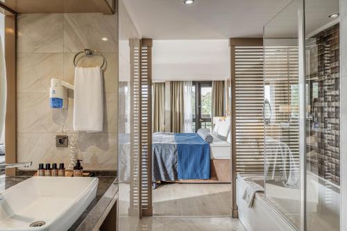 a bathroom with a tub and a sink and a toilet at Balmy Foresta in Beldibi