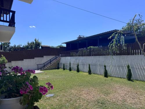 a garden with purple flowers and a fence at Delta MEO in Mahmudia