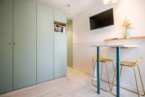 eine Küche mit einem Tisch und 2 Stühlen in der Unterkunft Studio centre 10 min gare comedie in Montpellier