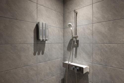 Un baño de Hotel Wol