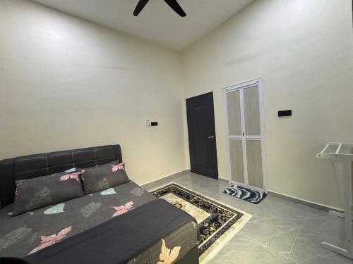 Ένα ή περισσότερα κρεβάτια σε δωμάτιο στο Homestay Rakyat Dungun