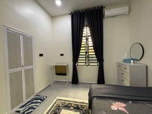 Ένα ή περισσότερα κρεβάτια σε δωμάτιο στο Homestay Rakyat Dungun