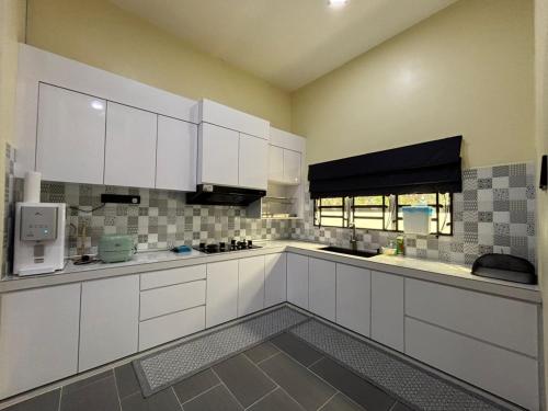 Η κουζίνα ή μικρή κουζίνα στο Homestay Rakyat Dungun