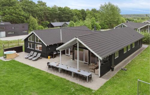Κήπος έξω από το Amazing Home In Glesborg With Sauna