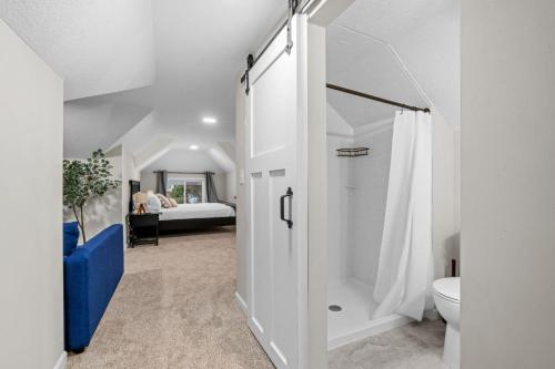 Habitación con baño con ducha y aseo. en Red Maple, en Minneapolis