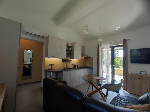 TV a/nebo společenská místnost v ubytování Villa Pčela