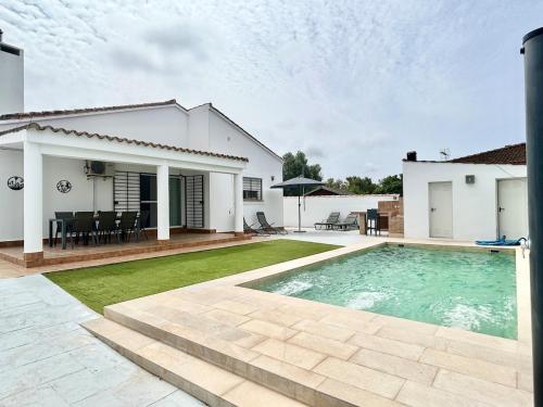 Modern 3-Bedroom Villa with Private Pool & BBQ