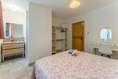 Un dormitorio con una cama, un escritorio y un lavabo. en Bergeries Saumane, Les Lavandes, en Saumane-de-Vaucluse