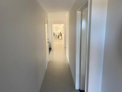 Photo de la galerie de l'établissement Alkimos Beach Family Accommodation, à Alkimos