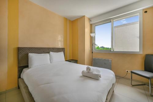 une chambre avec un grand lit blanc et une fenêtre dans l'établissement Le City Mood - 2 pers - Wifi - Stade de France, à Aubervilliers