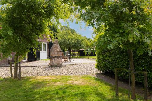 a garden with a statue in the middle of a yard at Gastenverblijf Belle Rose Ruurlo in Ruurlo