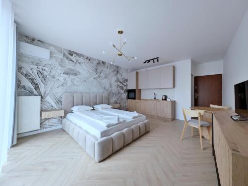 克拉科夫Turnau City Aparthotel的一间带大床的卧室和一间厨房