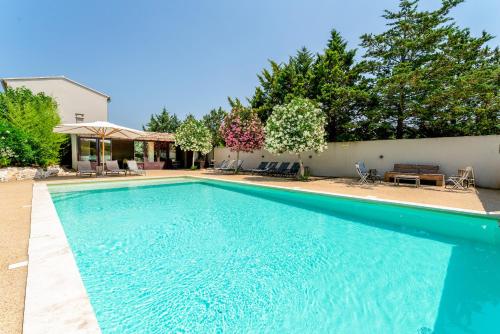 - une piscine dans l'arrière-cour d'une maison dans l'établissement Bergeries Saumane, Grande Bergerie, à Saumane-de-Vaucluse