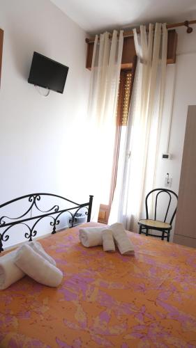 una camera da letto con un letto su cui sono appoggiati due asciugamani di BB Gallipolis Terra a Gallipoli