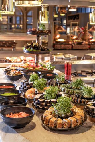 贝尔迪比Balmy Foresta的提供多种食物的自助餐线