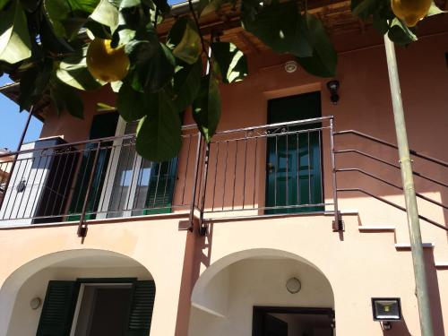 un edificio con balcone e albero di Casa di Giulia a San Lorenzo al Mare