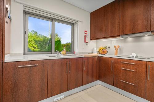 Dapur atau dapur kecil di Spacious & Luxurious w/ Terrace & Pool by HostWise