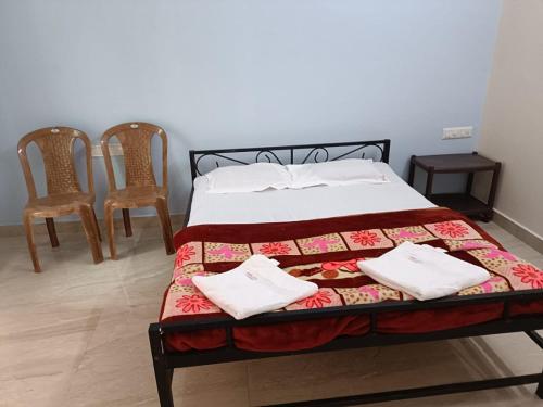 Hotel Deepak Executive, Ganpatipuleにあるベッド