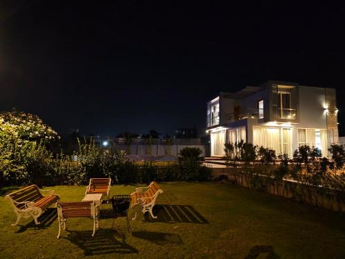 Κήπος έξω από το Bluebell Villa 2-BHK Villa With Pvt Pool & Scenic Aravali Views