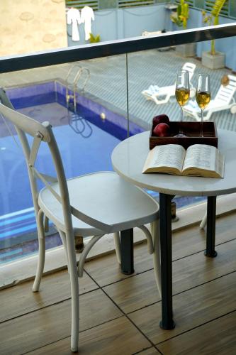 Πισίνα στο ή κοντά στο Bluebell Villa 2-BHK Villa With Pvt Pool & Scenic Aravali Views
