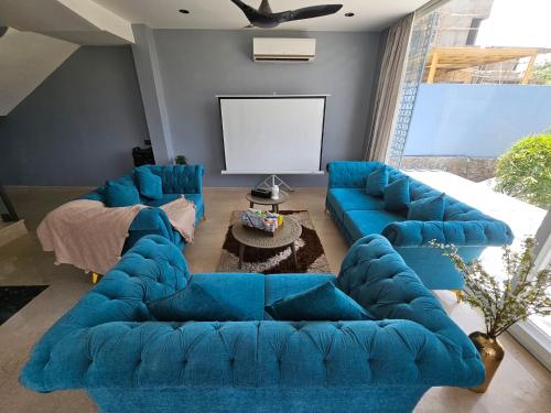 Χώρος καθιστικού στο Bluebell Villa 2-BHK Villa With Pvt Pool & Scenic Aravali Views