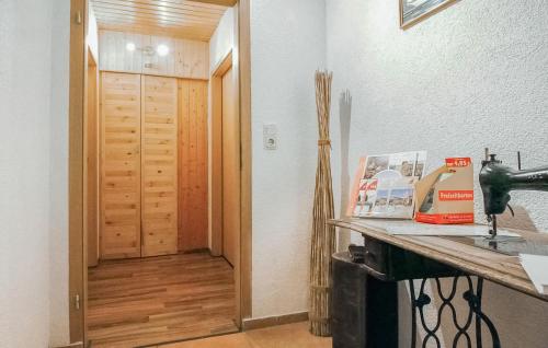 Una cocina o zona de cocina en Ferienwohnung Kleinzerlang