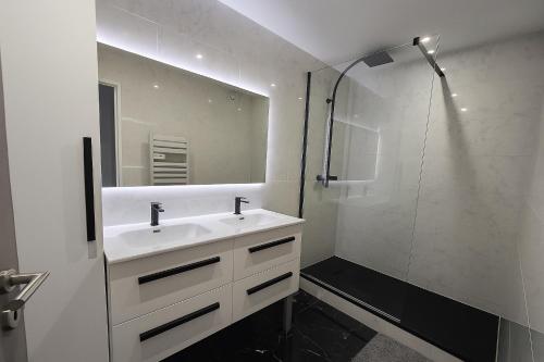 une salle de bain blanche avec un lavabo et une douche dans l'établissement Appartement T4 95m2 Plage pointe rouge 10 min stade Velodrome, à Marseille