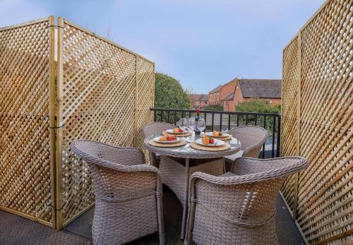 een tafel met borden eten op een balkon bij Fishergate Bar Apartment sleeps 4 in York