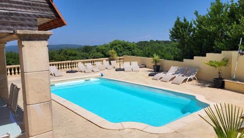 - une piscine sur une terrasse entourée de chaises dans l'établissement La Villa Ganesh : maison de campagne dans le Gard !, à Saint-André-dʼOlérargues