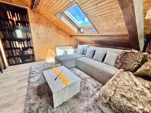 un salon avec un canapé et une table dans l'établissement Un soupçon de magie - 2min Gare - Direct Genève, à Bellegarde-sur-Valserine