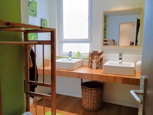 a bathroom with two sinks and a mirror at l'Isle Contemporaine Centre ville de L'Isle sur la sorgue 74 m2 clim parking in LʼIsle-sur-la-Sorgue