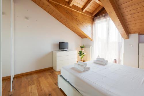 GuestHost- Milano Lambrate Cosy Balcony Apartment